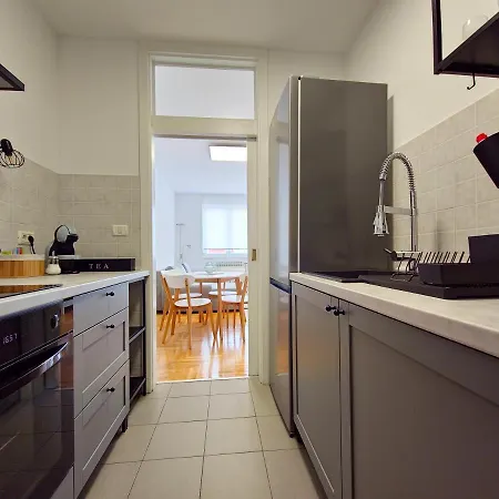 Uptown Place アパート